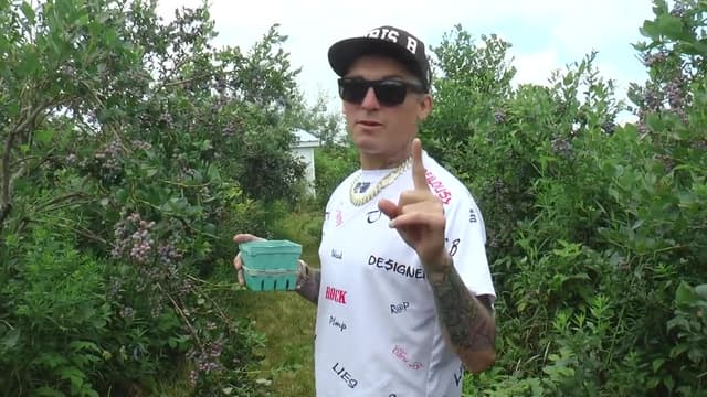 S01:E06 - Picking Fresh Blueberries With Larry