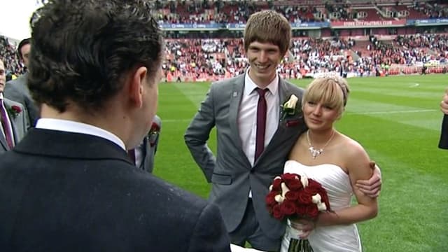 S07:E01 - Hitched on the Pitch