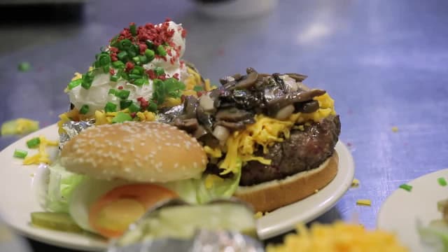 S01:E05 - New Orleans Po' Boy Burgers