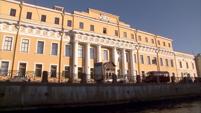 S01:E09 - St. Petersburg, Russia