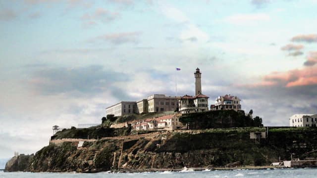 S01:E01 - Alcatraz