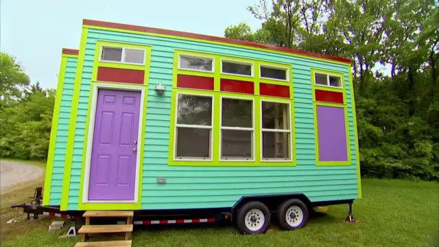 S02:E10 - Annie Is Downsizing From 5 Bedrooms to 200 sq. ft