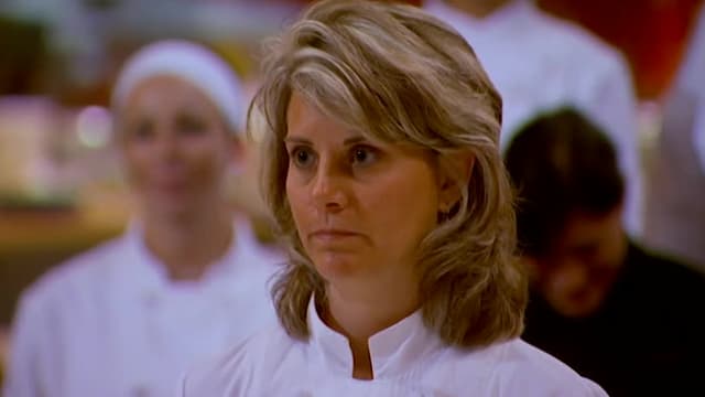 S05:E01 - 16 Chefs Compete
