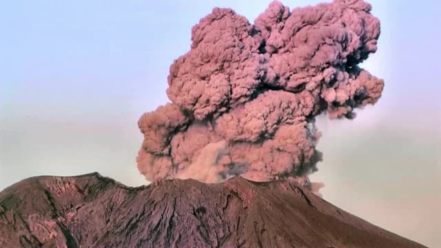 S01:E01 - Volcanoes