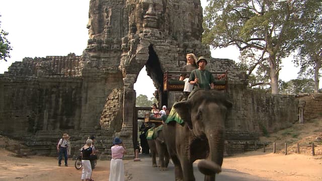 S01:E03 - Cambodia