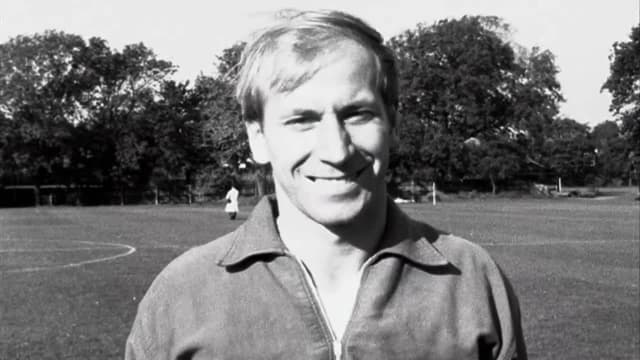 S01:E13 - Football's Greatest Stage | Héroe De Inglaterra Bobby Charlton
