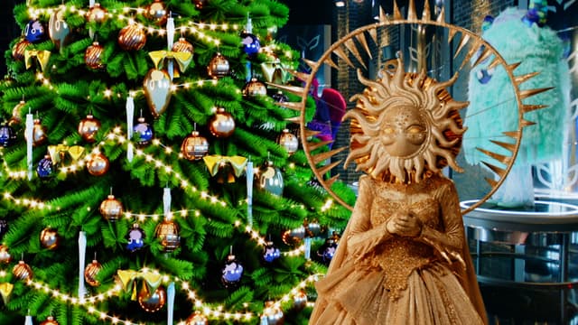 S08:E13 - Masked Singer Seasonal Sing - a - Long Spectacular! [Christmas]